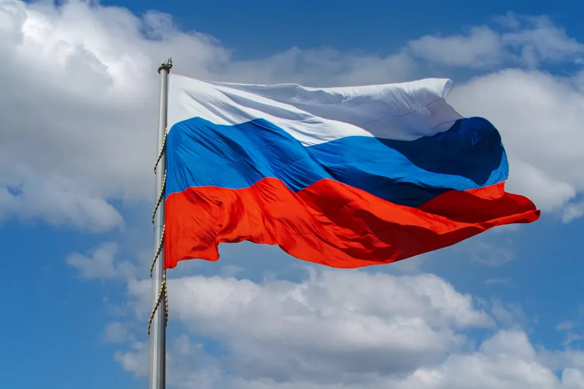 Возвращаясь к проверенным историей истокам: национальный российский флаг