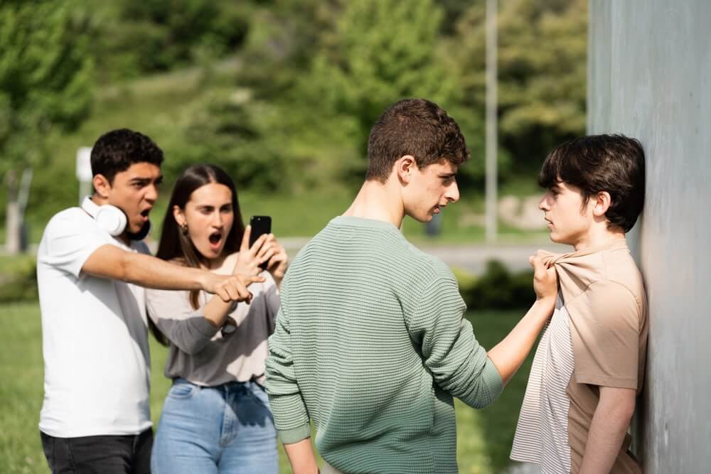 Буллинг в школе: как реагировать родителям | ИнтернетУрок