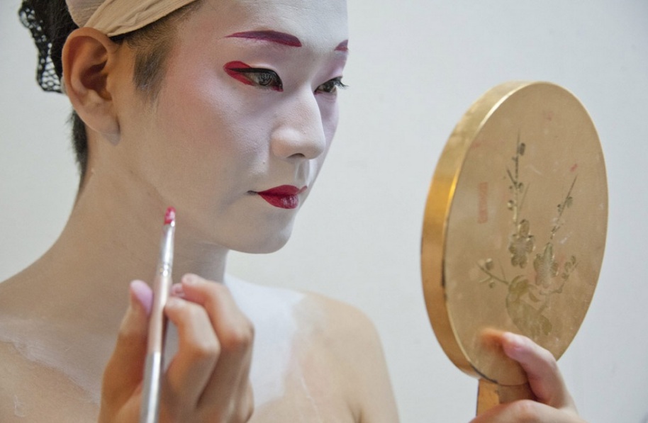 История косметики. Пудра: от свинцовых белил до «блинчика» Max Factor