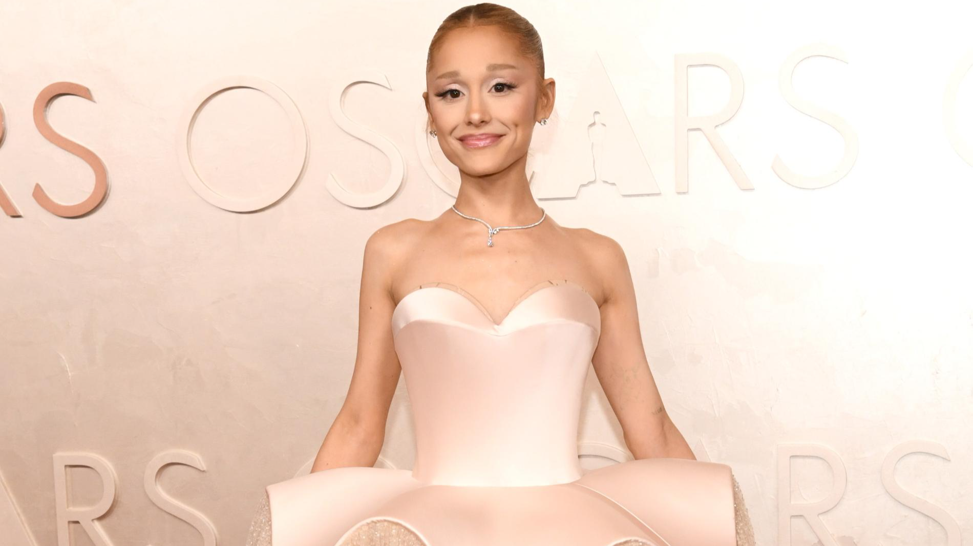 Ариана Гранде сменила имидж и перестала быть блондинкой