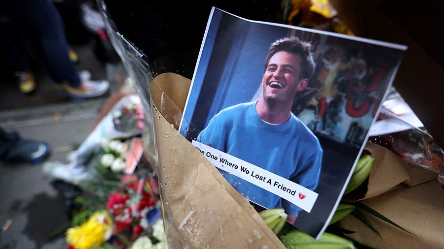 Новости мира: актера Мэттью Перри похоронили неподалеку от съемочной студии сериала «Друзья»