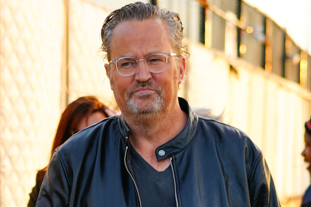 На похоронах Мэттью Перри расплакались его родные и партнеры по сериалу «Друзья»