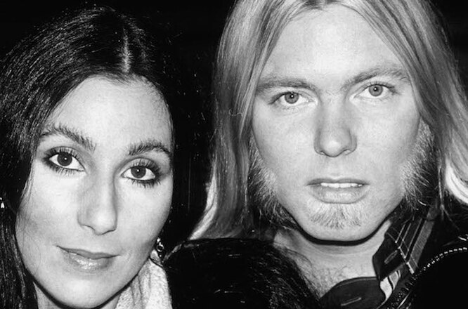 71-летняя Шер не смогла сдержать слез на похоронах бывшего мужа Грегга Оллмана