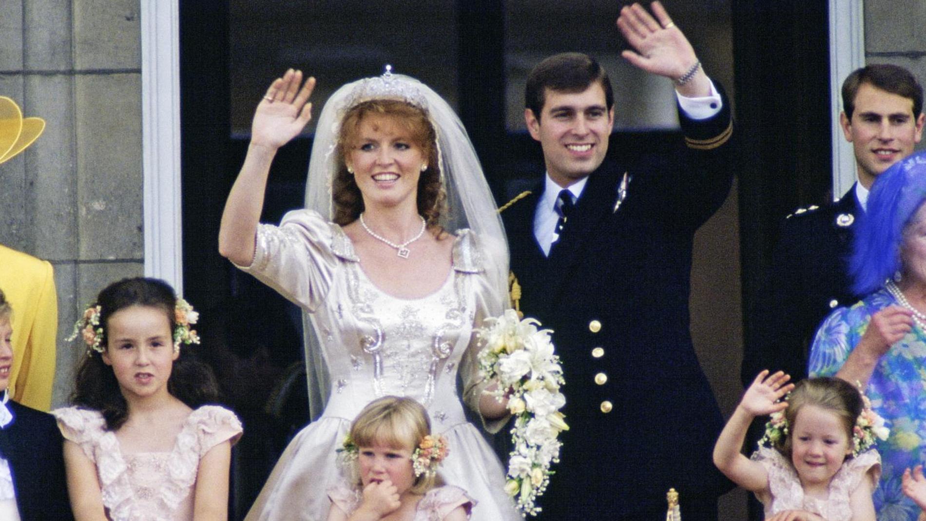 Принц Эндрю изменил Саре Фергюсон с дюжиной женщин в первый год после свадьбы