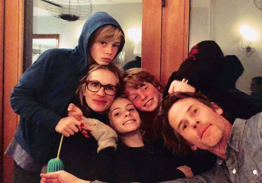 Никаких соцсетей и дорогих нарядов: как Джулия Робертс увезла детей из Голливуда, чтобы оградить от соблазнов и чужого внимания