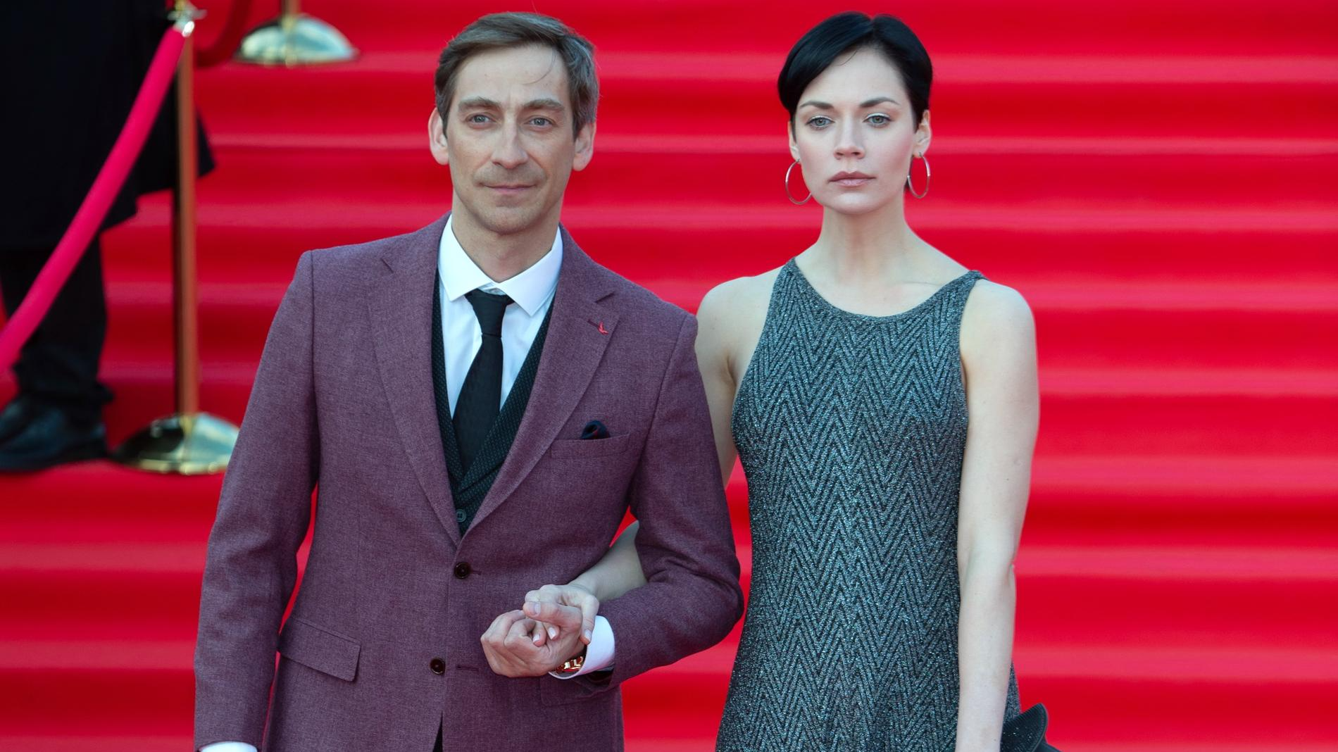 Актёр Артём Ткаченко вышел в свет с беременной женой