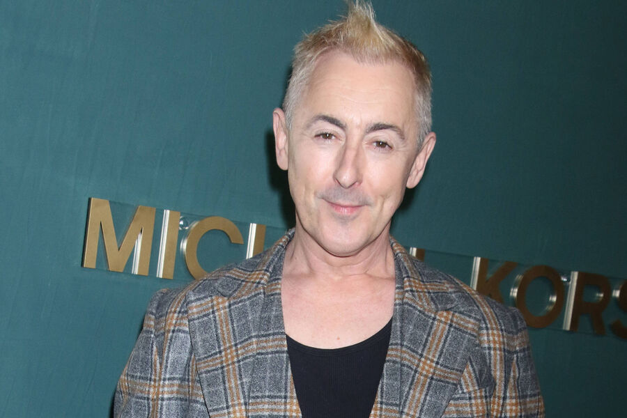 Звезда «Детей шпионов» Алан Камминг вернул рыцарский орден из-за «токсичности» королевской семьи - Газета.Ru | Новости