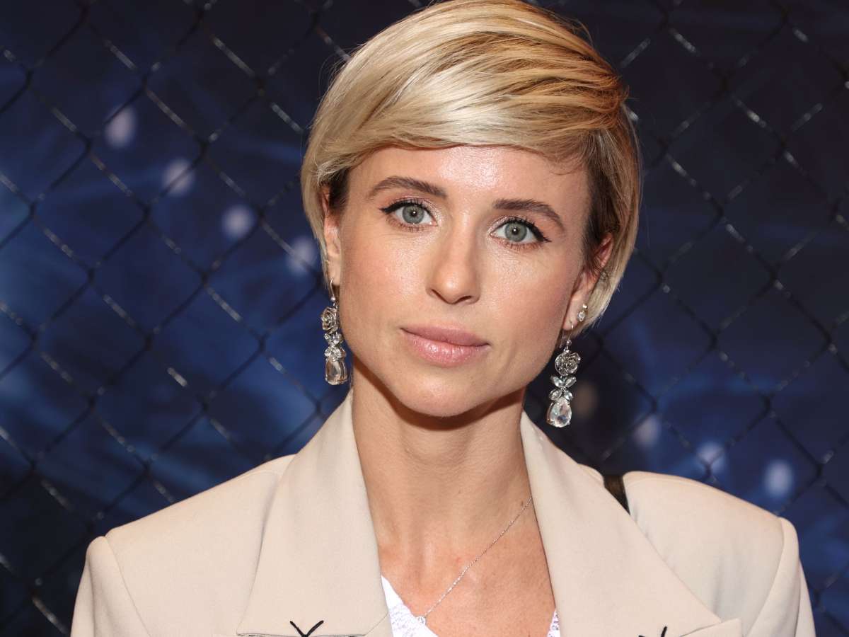 Мирослава Карпович поздравила сестру трогательным детским снимком