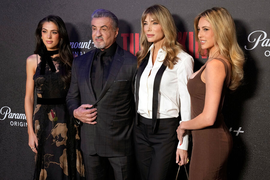 Сильвестр Сталлоне появился на публике с женой и дочерьми после отмененного развода - Газета.Ru | Новости