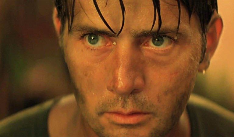 В фильме «Апокалипсис сегодня» (1979) у капитана Уилларда зеленые глаза. Это отражает то, как джунгли и их «темное сердце» находятся внутри него. У Шина от природы карие глаза. Кроме того, персонажи, ведущие