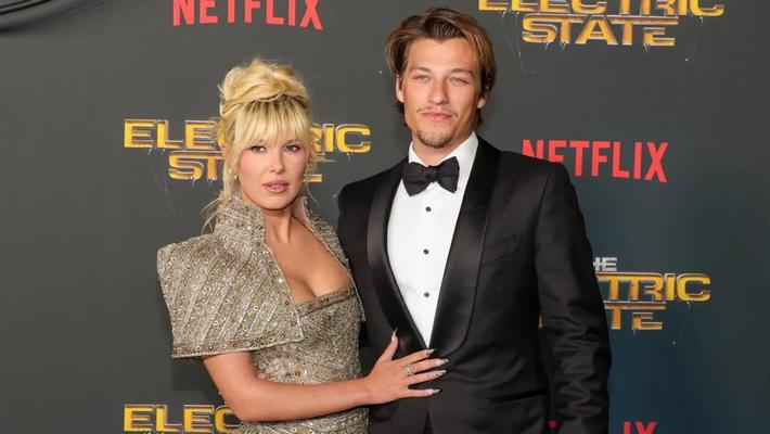 Милли Бобби Браун и ее муж Джейк Бонджови удочерили девочку