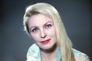 Вия Артмане