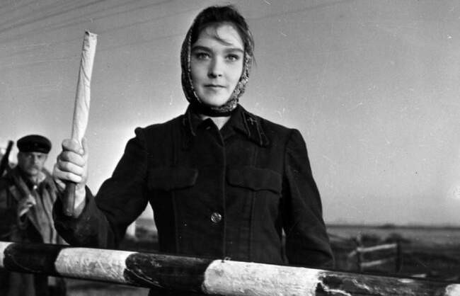 Взлеты и падения Александры Завьяловой: как неосмотрительный поступок звезды фильма «Тени исчезают в полдень» едва не разрушил ее карьеру | homsk