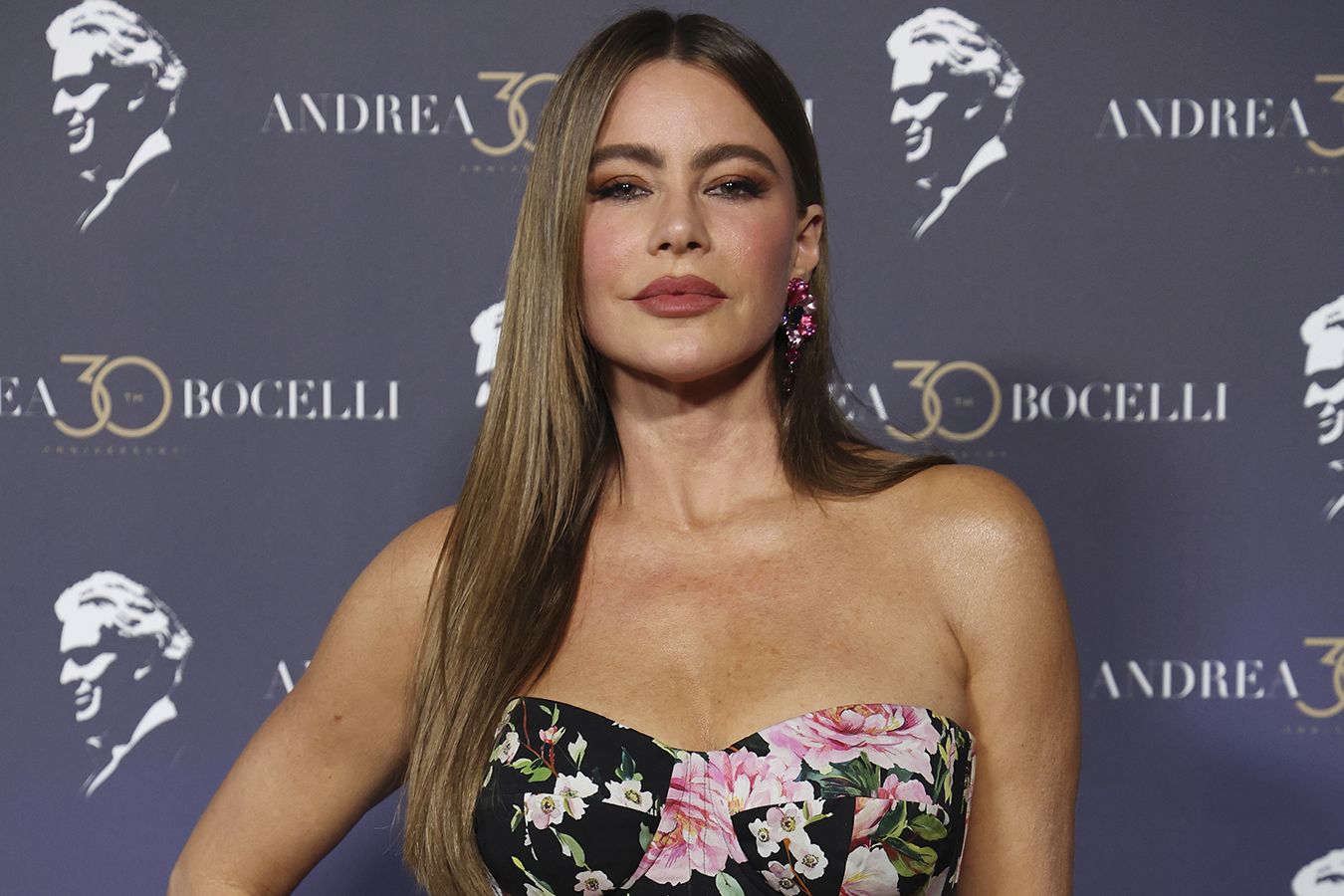 София Вергара произвела фурор своим появлением на премьере в белоснежном образе - Чемпионат